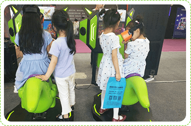 2018年9月广州GTI展，小孩子体验乐客小飞龙儿童vr设备