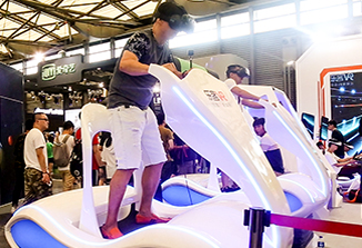 2018年4月广州鸿威展，客户排队体验冠军雪竞VR设备