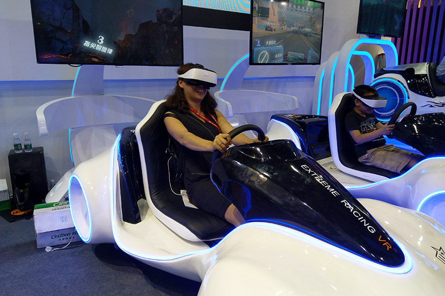 乐客VR设备未来系列：飞速闪电，女客户现场体验